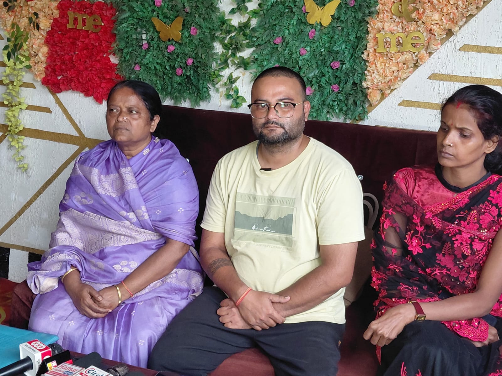 संवाददाता सम्‍मेलन में अभ‍िषेक और उसकी माता