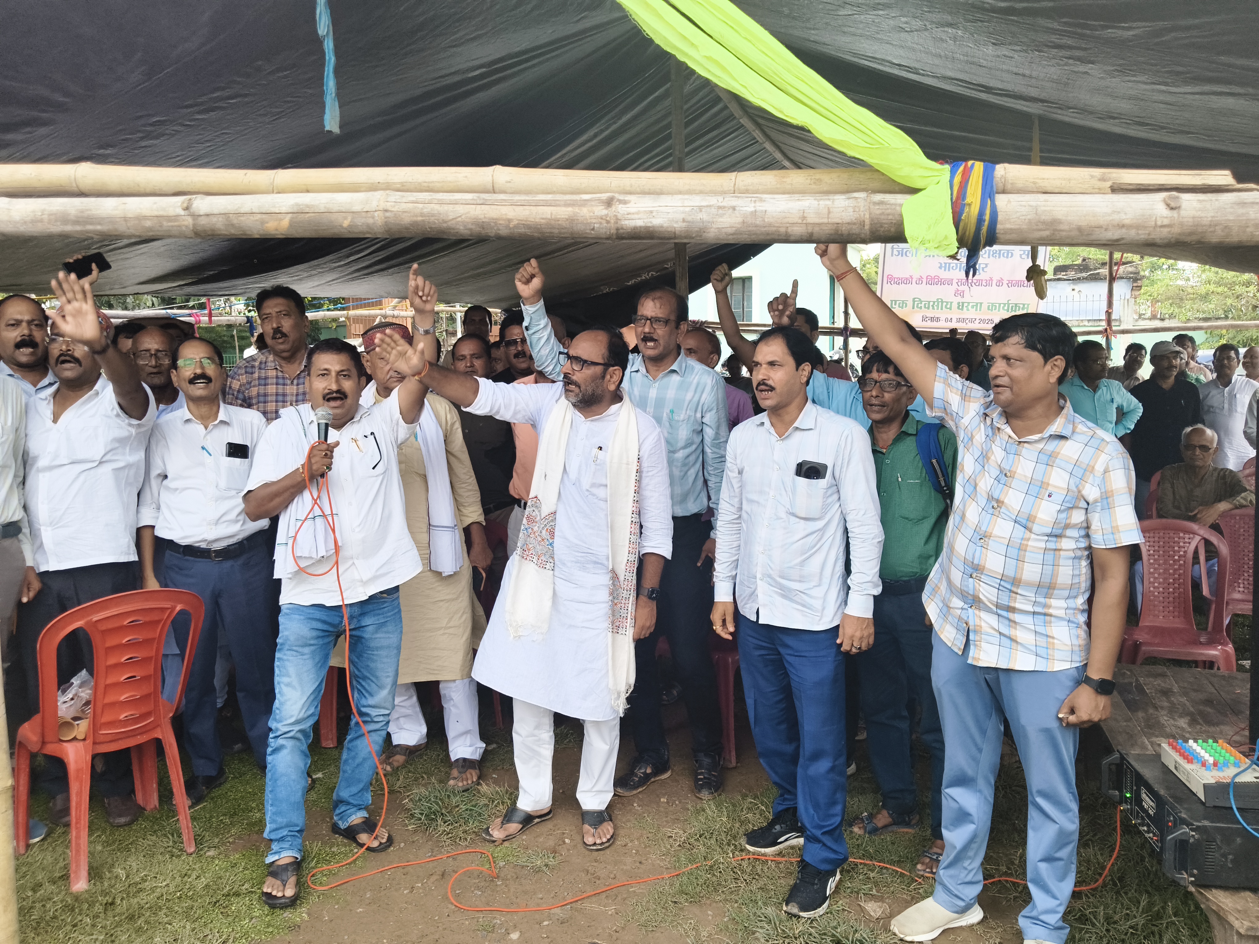 प्रदर्शन करते शिक्षक
