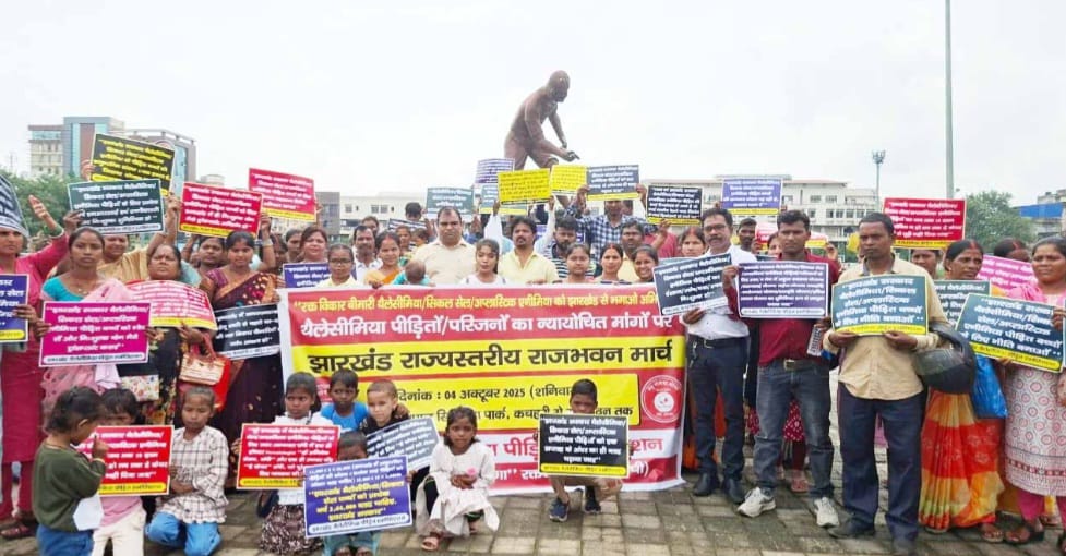 मार्च के दौरान थैलेसीमिया पीड़ित एसोसिएशन के लोग
