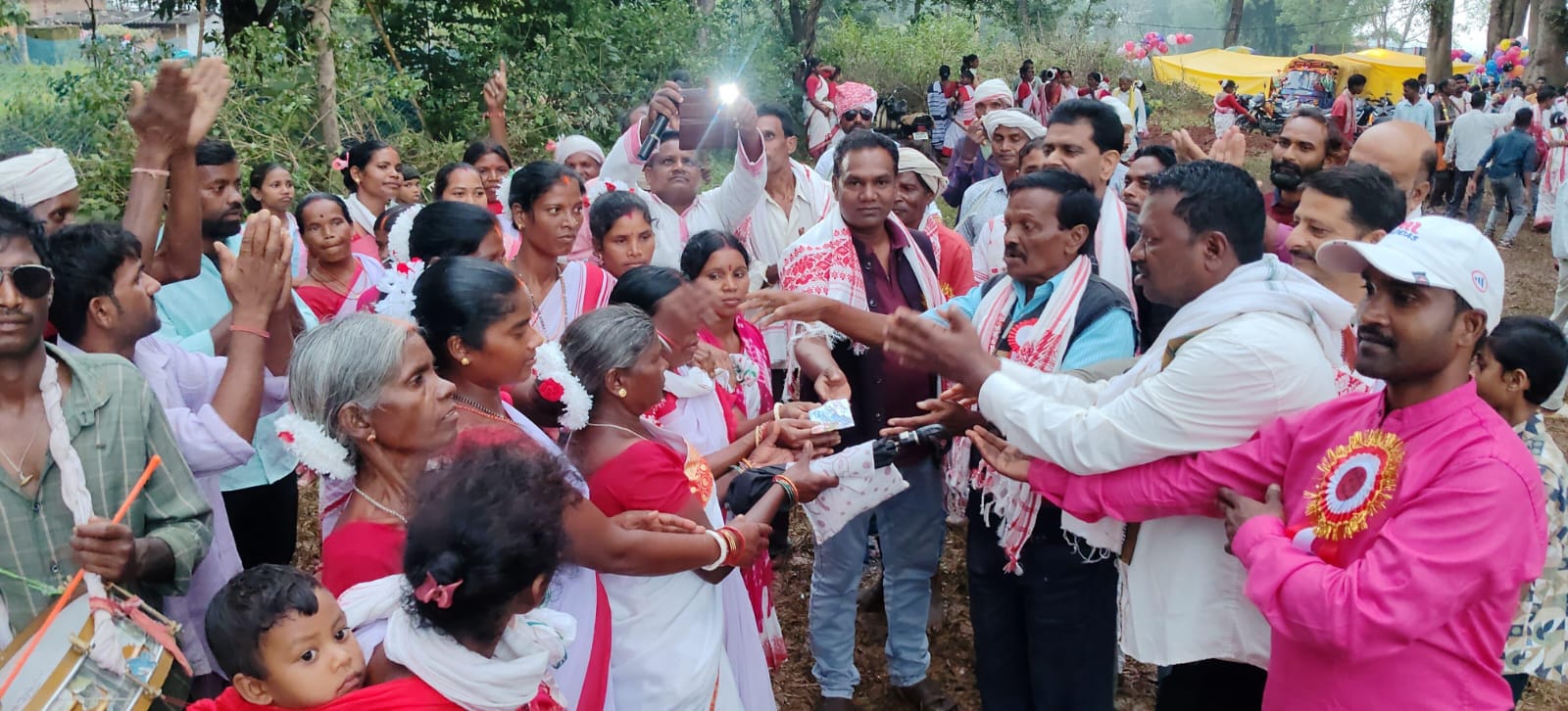 जतरा में जुटे ग्रामीण समेत अन्य लोग जतरा में जुटे ग्रामीण समेत अन्य लोग