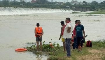 कोरबा: बड़े भाई को बचाने डैम में कूदा छोटा भाई, तेज बहाव में बहा; नगर सेना की टीम कर रही तलाश कोरबा: बड़े भाई को बचाने डैम में कूदा छोटा भाई, तेज बहाव में बहा; नगर सेना की टीम कर रही तलाश