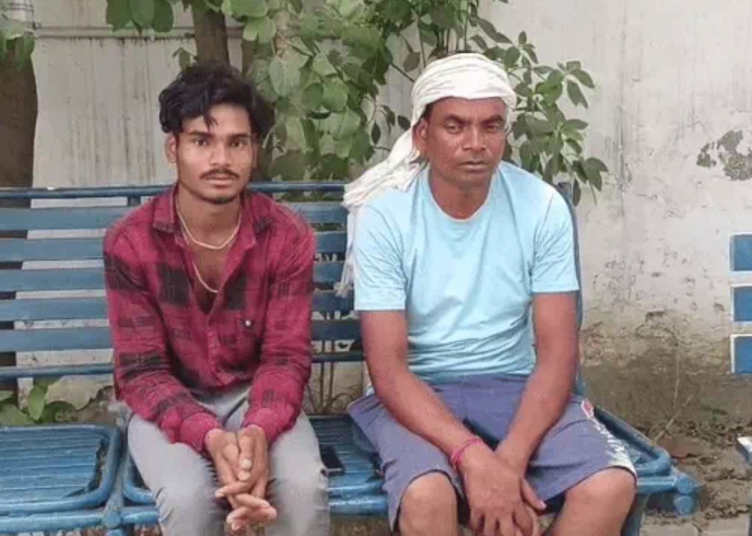 सिविल अस्पताल में पोस्टमार्टम की इंतजार में बैठे परिजन