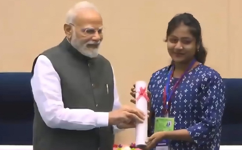 प्रधानमंत्री मोदी ने बैतूल की आईटीआई प्रशिक्षार्थी त्रिशा तावड़े को किया सम्मानित