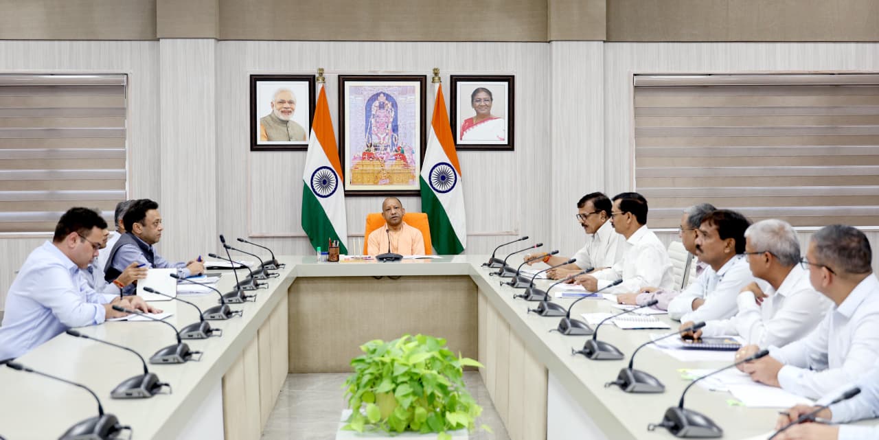 राजकीय नलकूपों का आधुनिकीकरण एवं जीर्णोद्धार के संबंध में बैठक करते मुख्यमंत्री योगी राजकीय नलकूपों का आधुनिकीकरण एवं जीर्णोद्धार के संबंध में बैठक करते मुख्यमंत्री योगी