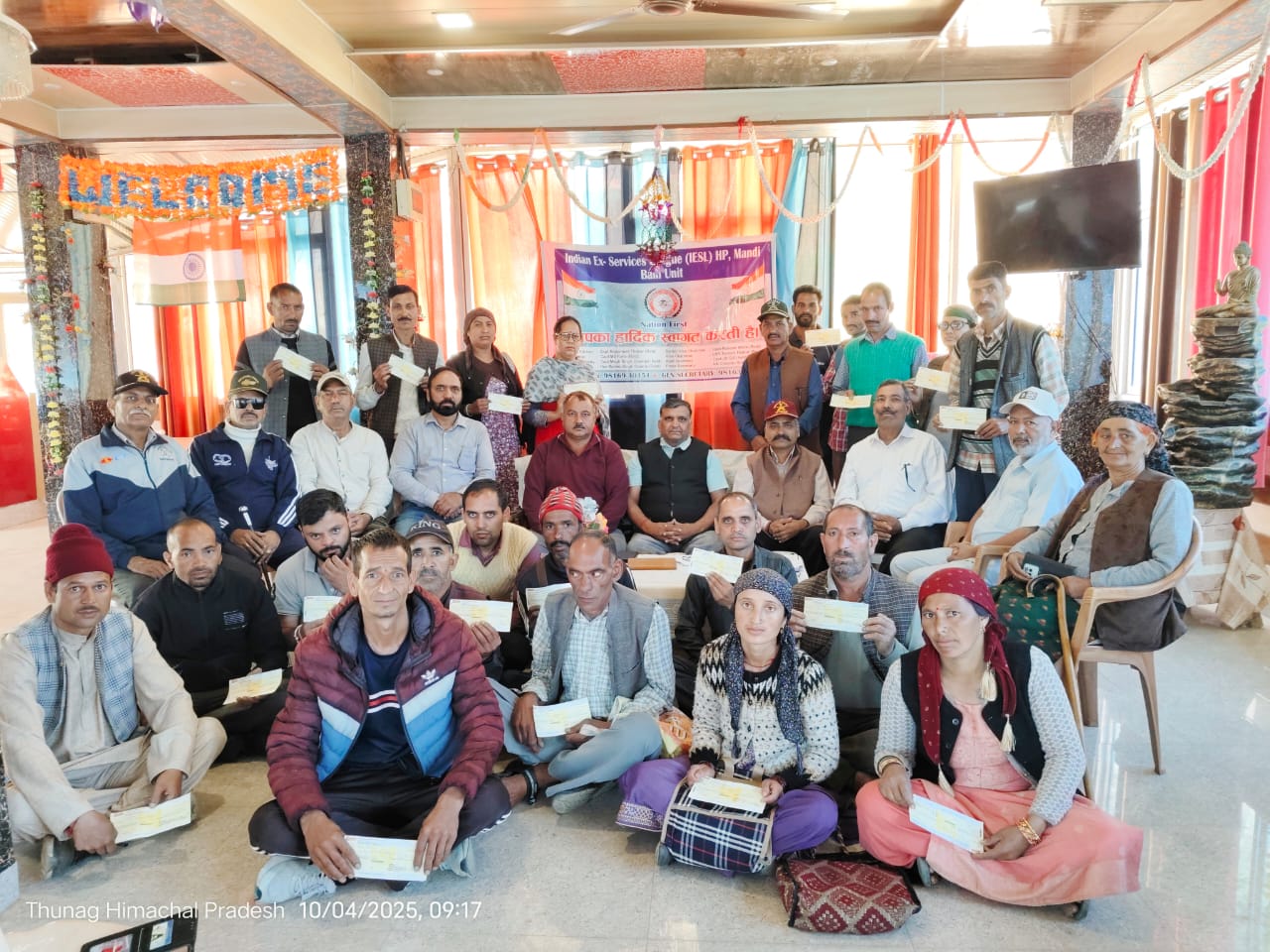 आपदा प्रभावितों को राहत प्रदान करते हुए।