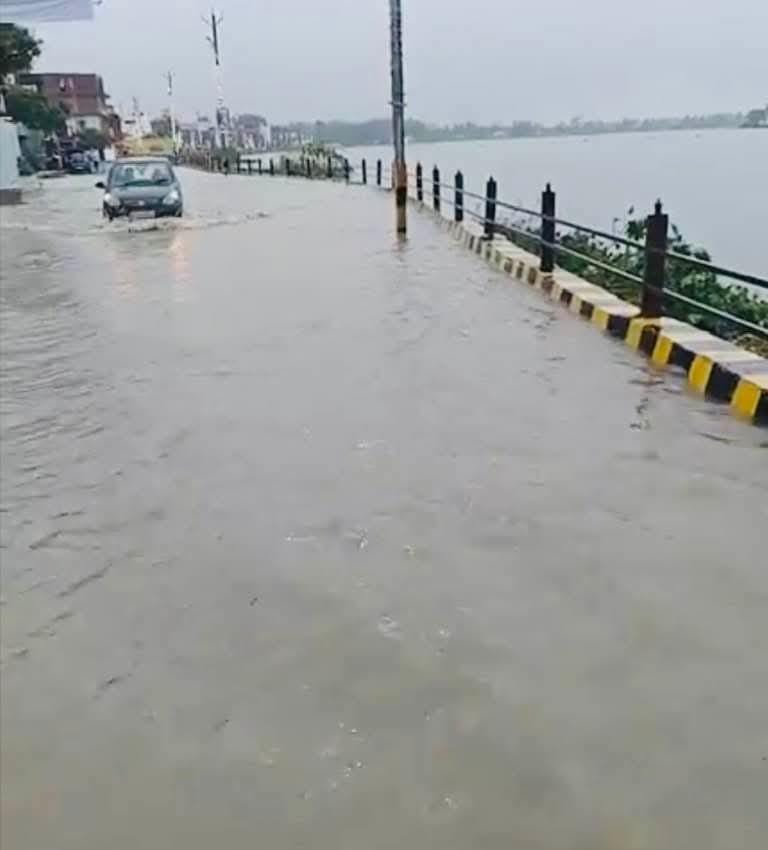 मैरीन ड्राइव पर जमा पानी