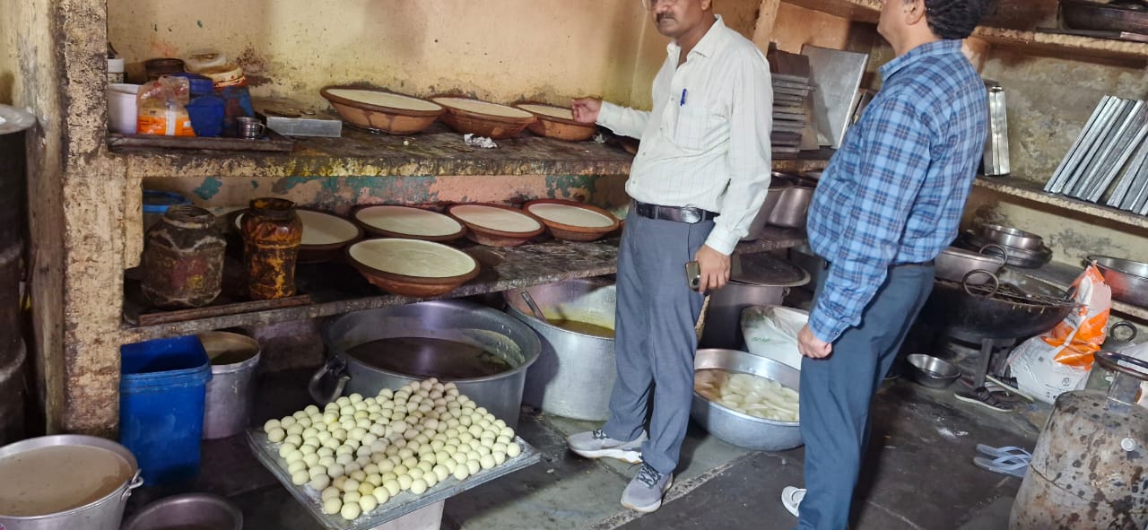 अमानक खाद्य पर सख्ती: “शुद्ध आहार, मिलावट पर वार” अभियान में तीन प्रतिष्ठानों पर कार्रवाई