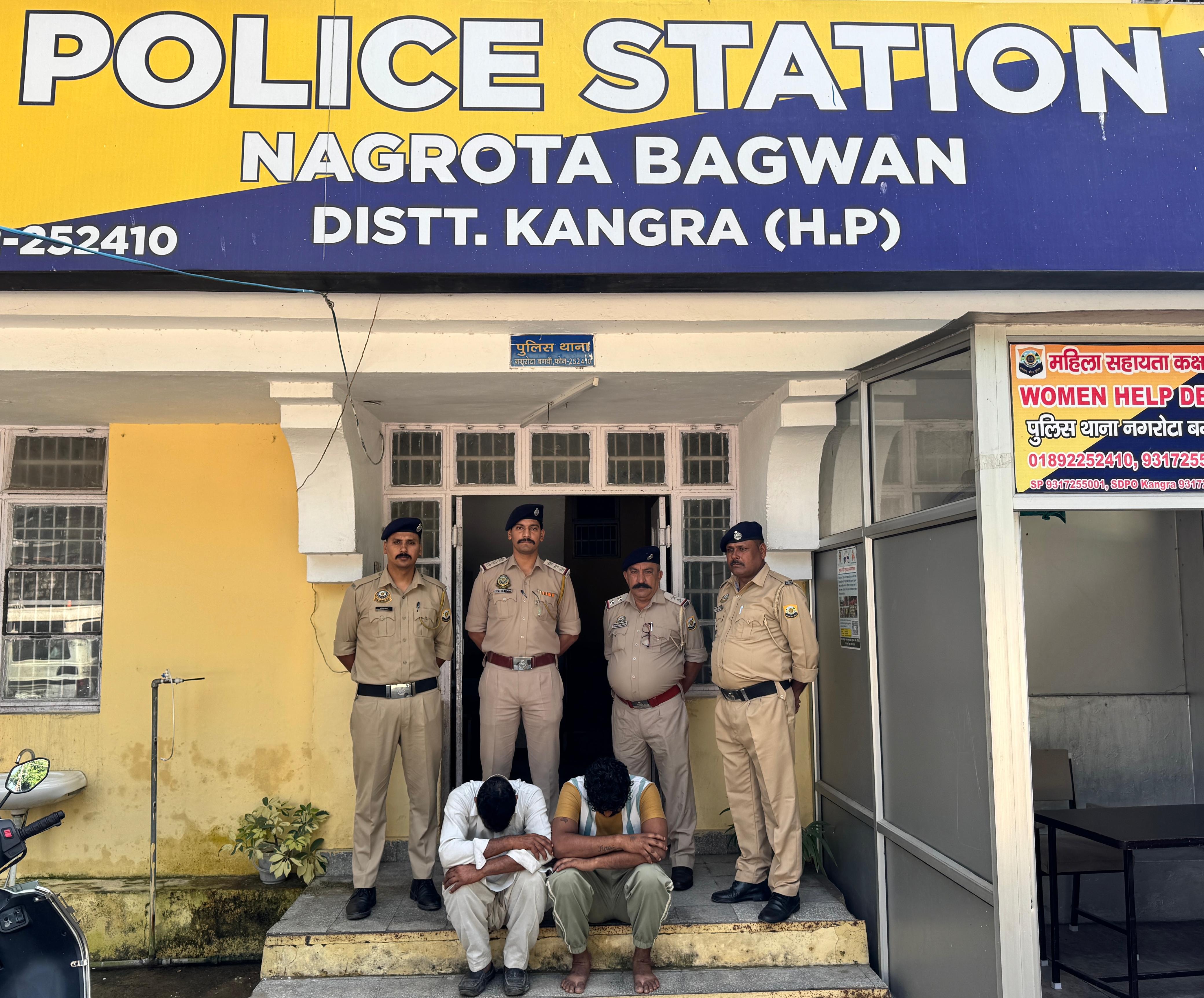 चरस के साथ पकड़े गए आरोपी।