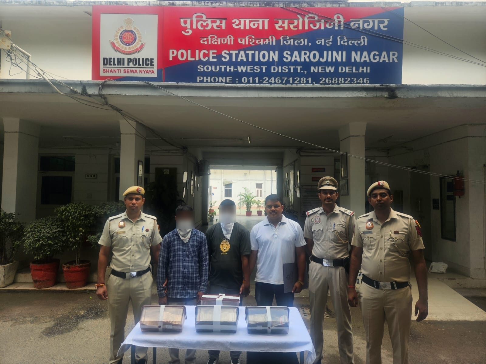 चाेरी के मामले में पकड़े गए आराेपिताें की फाेटाे