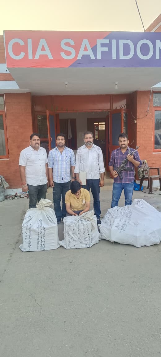 पुलिस गिरफ्त में आरोपित।