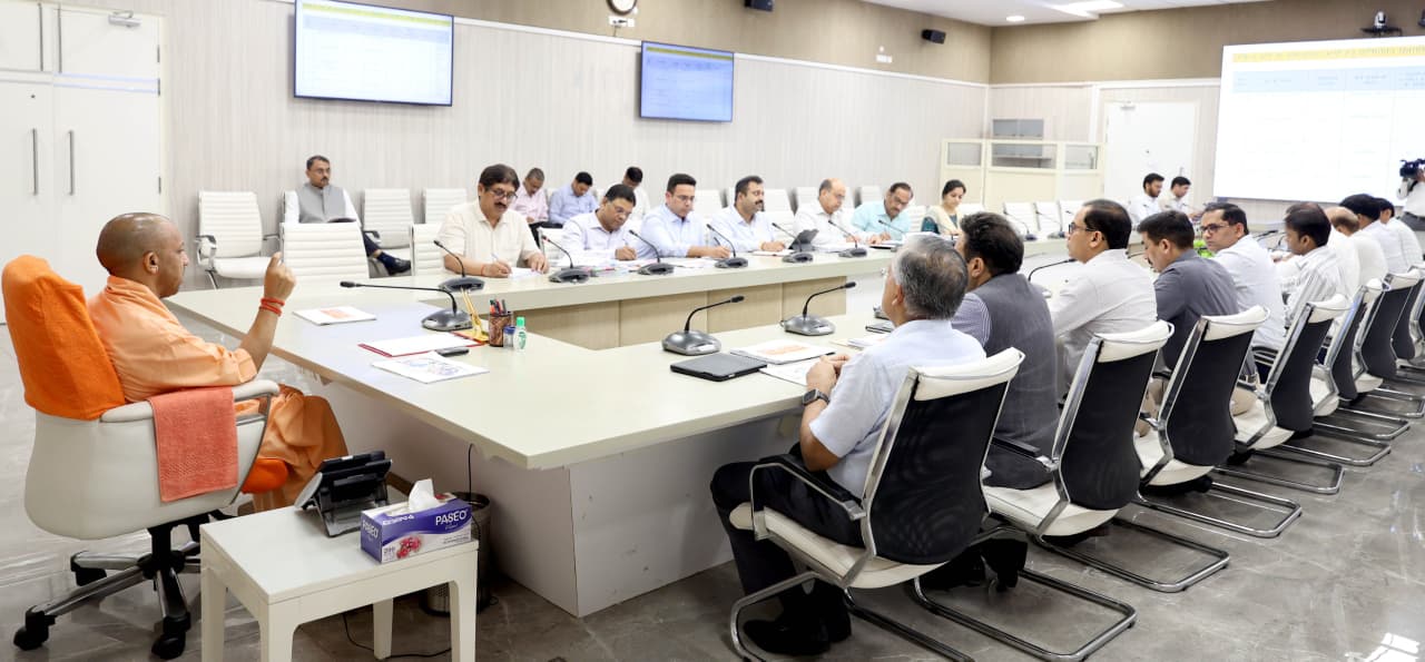 अधिकारियों के साथ बैठक करते मुख्यमंत्री