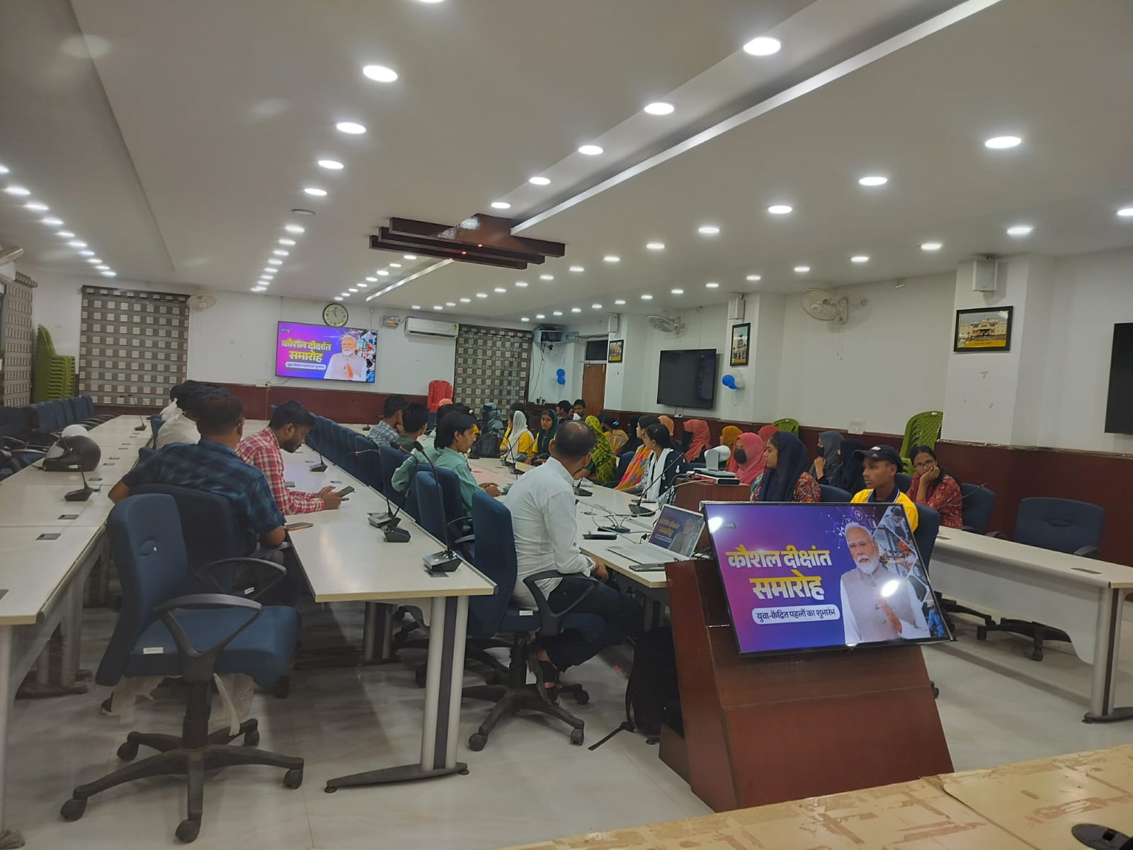 अररिया फोटो:समाहरणालय में अधिकारी और छात्र छात्राएं अररिया फोटो:समाहरणालय में अधिकारी और छात्र छात्राएं