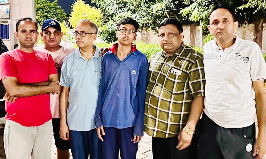 रात को हांसी में मिले पुलकित सिंगला के साथ अग्रवाल समाज के नेता राजकुमार गोयल व परिवार के सदस्य।