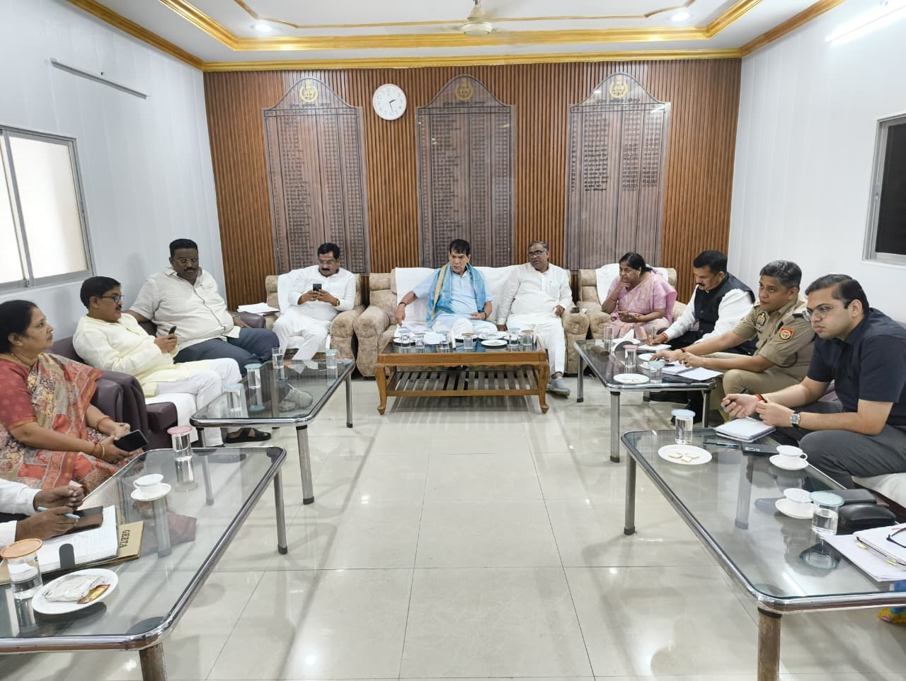 पुलिस लाइन सभागार में अधिकारियों के साथ बैठक लेते हुए पुलिस लाइन सभागार में अधिकारियों के साथ बैठक लेते हुए