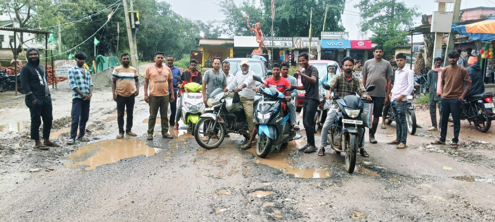 विरोध करते फ्रेंडशीप कल्‍ब के युवा
