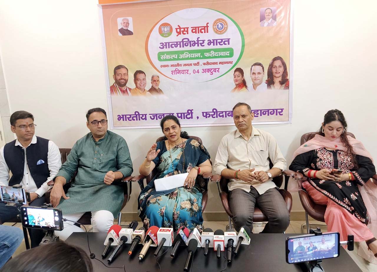 पूर्व सांसद एवं भाजपा के वरिष्ठ नेत्री श्रीमती सुनीता दुग्गल पत्रकार वार्ता करते हुए