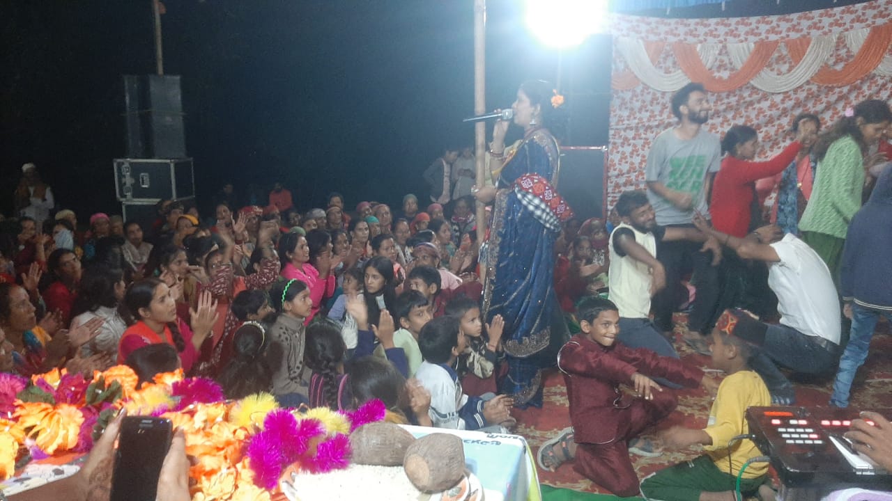 मां राजराजेश्वरी मंदिर में प्राणप्रतिष्ठा करते हुए
