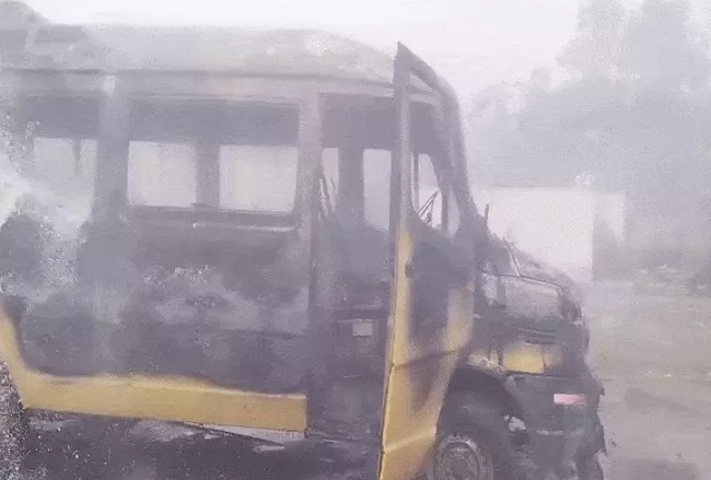 चलती स्कूल बस में लगी आग