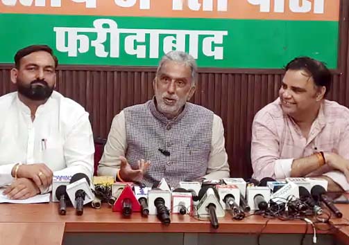 पत्रकार वार्ता को संबोधित करते केेंद्रीय राज्यमंत्री कृष्णपाल गुर्जर