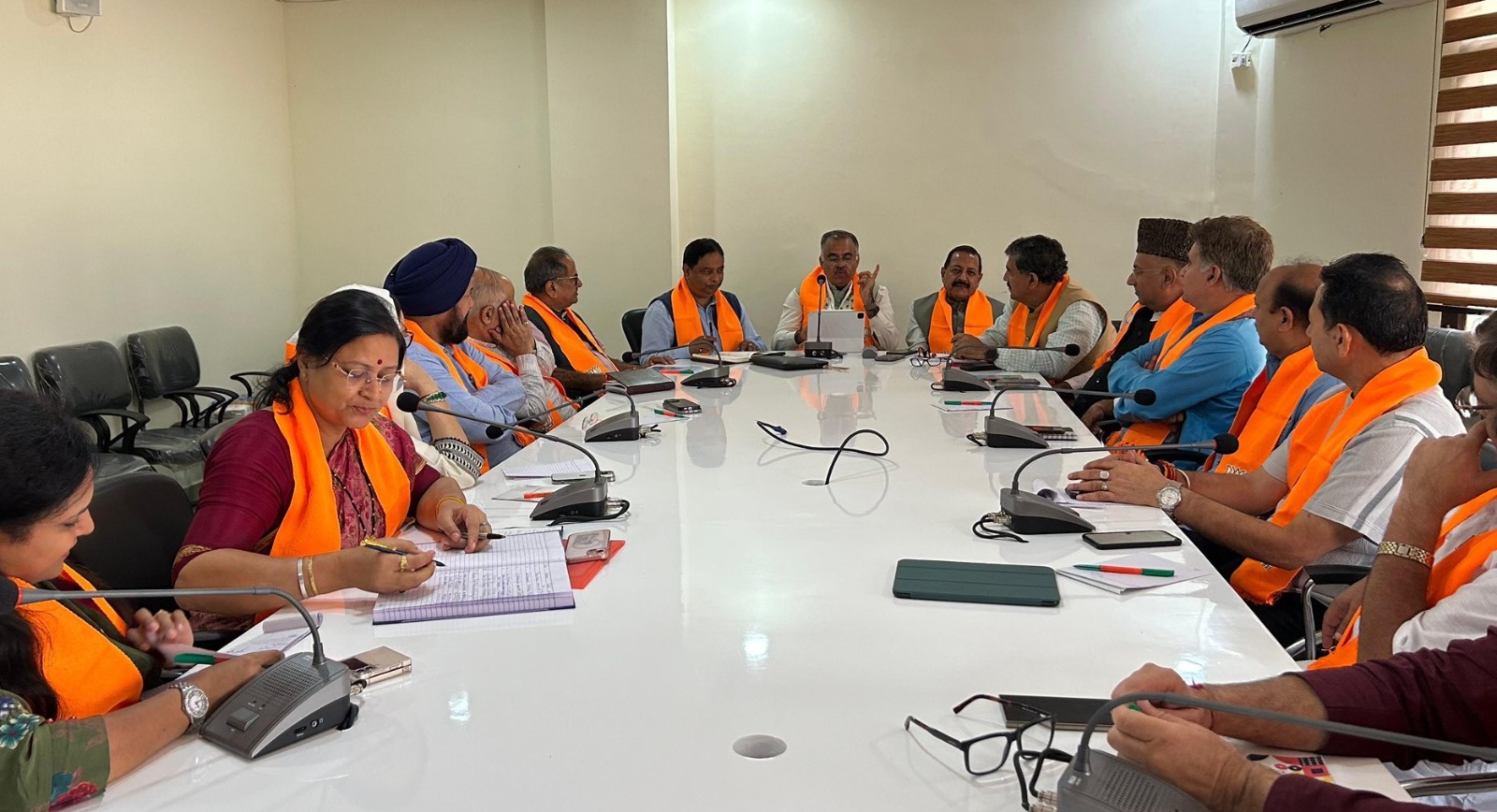 जम्मू-कश्मीर में संगठनात्मक, राजनीतिक और जनसंपर्क संबंधी पहलों की समीक्षा के लिए भाजपा कोर कमेटी की बैठक