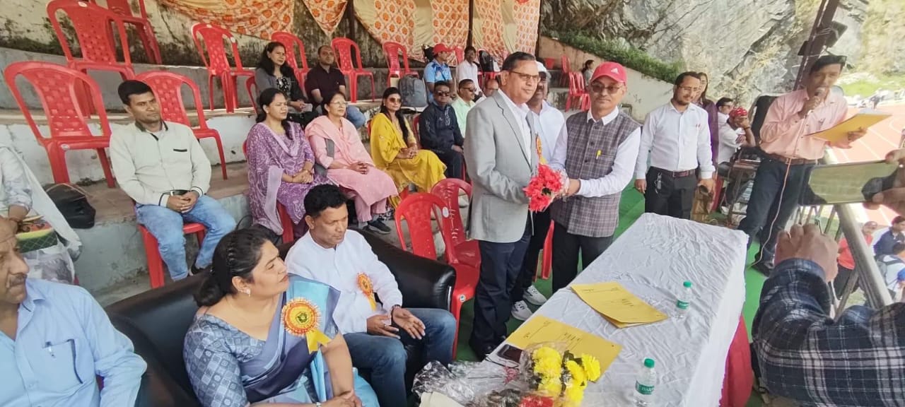 पौड़ी के रांसी स्टेडियम में क्रीड़ा प्रतियोगिता के शुभांरभ पर मौजूद अति​थि।