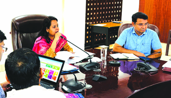 समीक्षा बैठक के दौरान