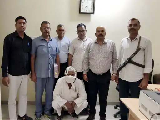 स्टेट क्राइम ब्रांच द्वारा पकड़ा गया बदमाश। स्टेट क्राइम ब्रांच द्वारा पकड़ा गया बदमाश।