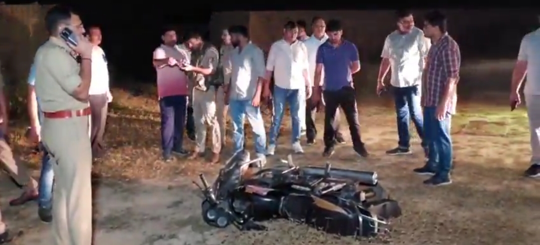 मुठभेड़ के बाद जांच करती पुलिस, बदमाश की बाइक मुठभेड़ के बाद जांच करती पुलिस, बदमाश की बाइक
