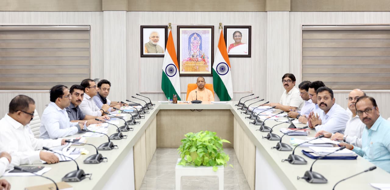 विभागीय बैठक करते मुख्यमंत्री