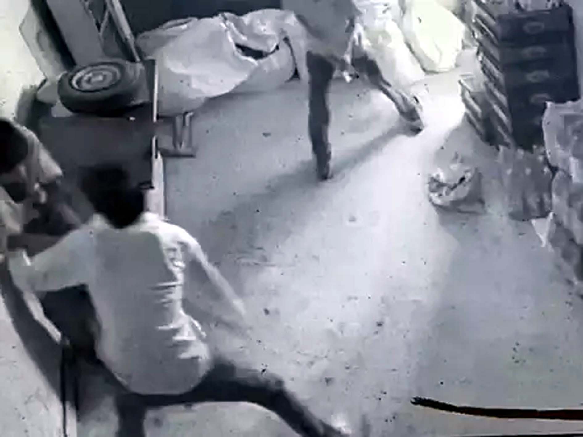 सीसीटीवी फुटेज के अनुसार युवक को चाकू मारते हमलावर।