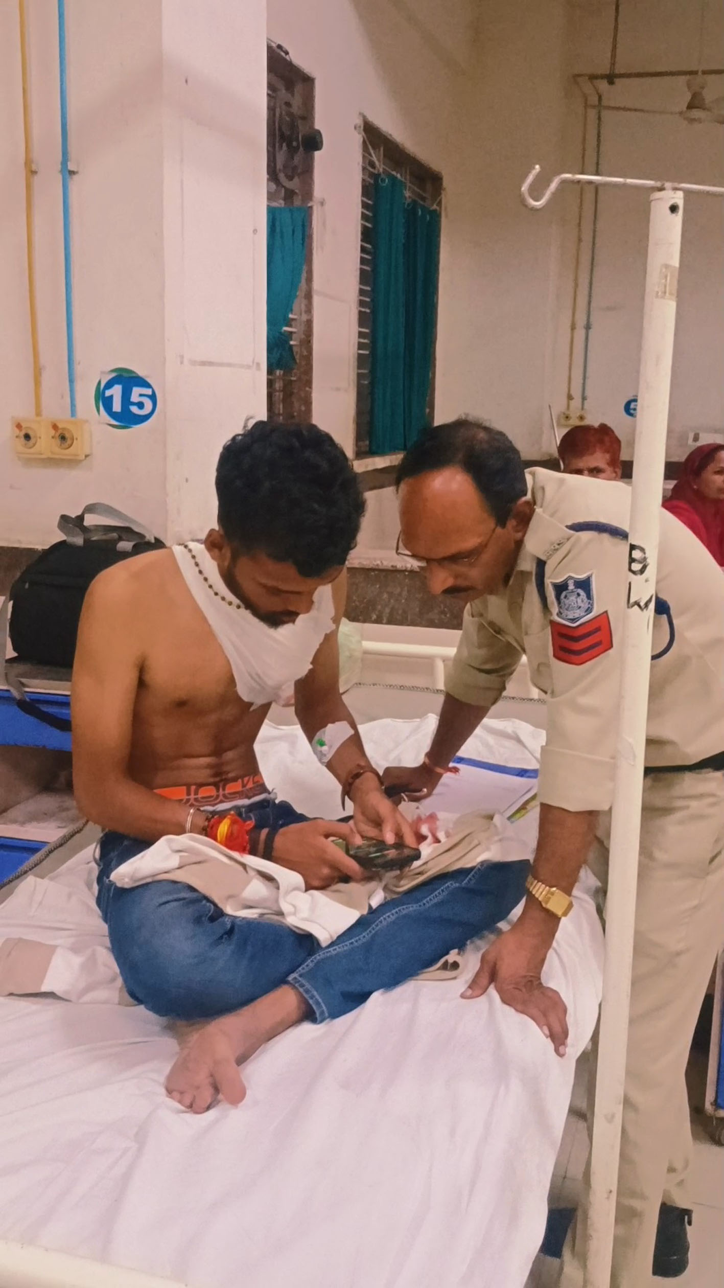 सनकी बदमाश ने दो लोगों को मारे चाकू