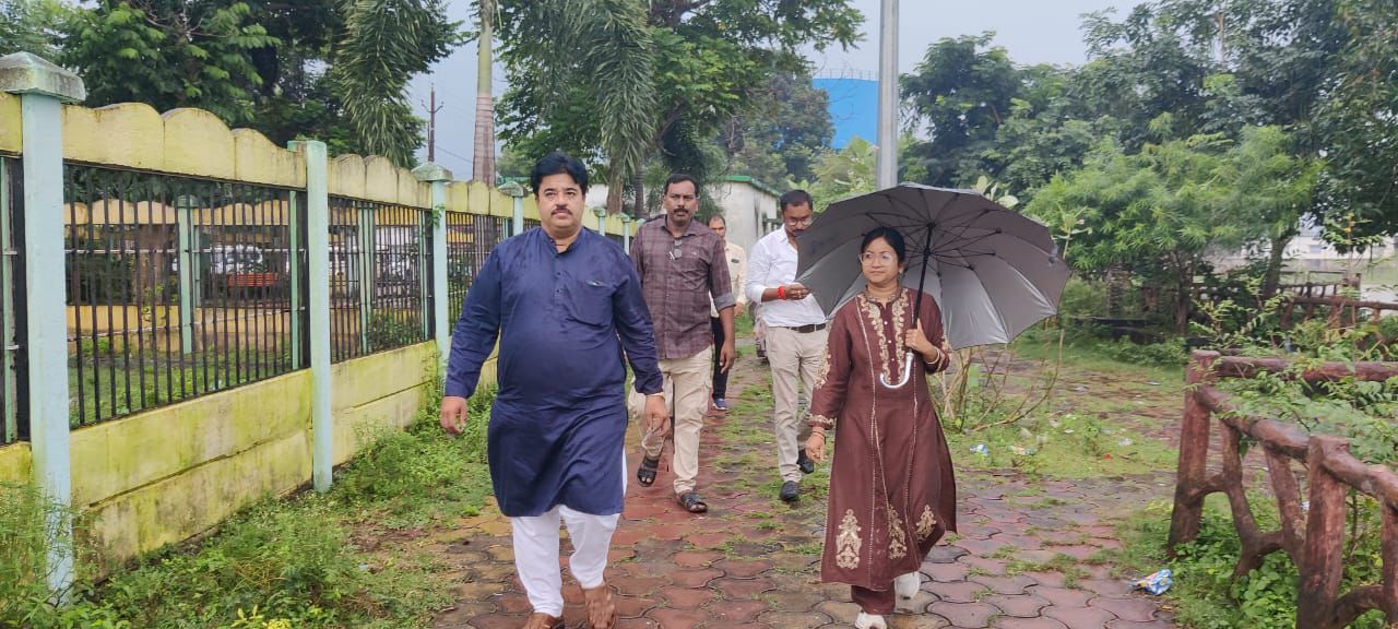 चौपाटी निर्माण का निरीक्षण करते हुए महापौर व अन्य।