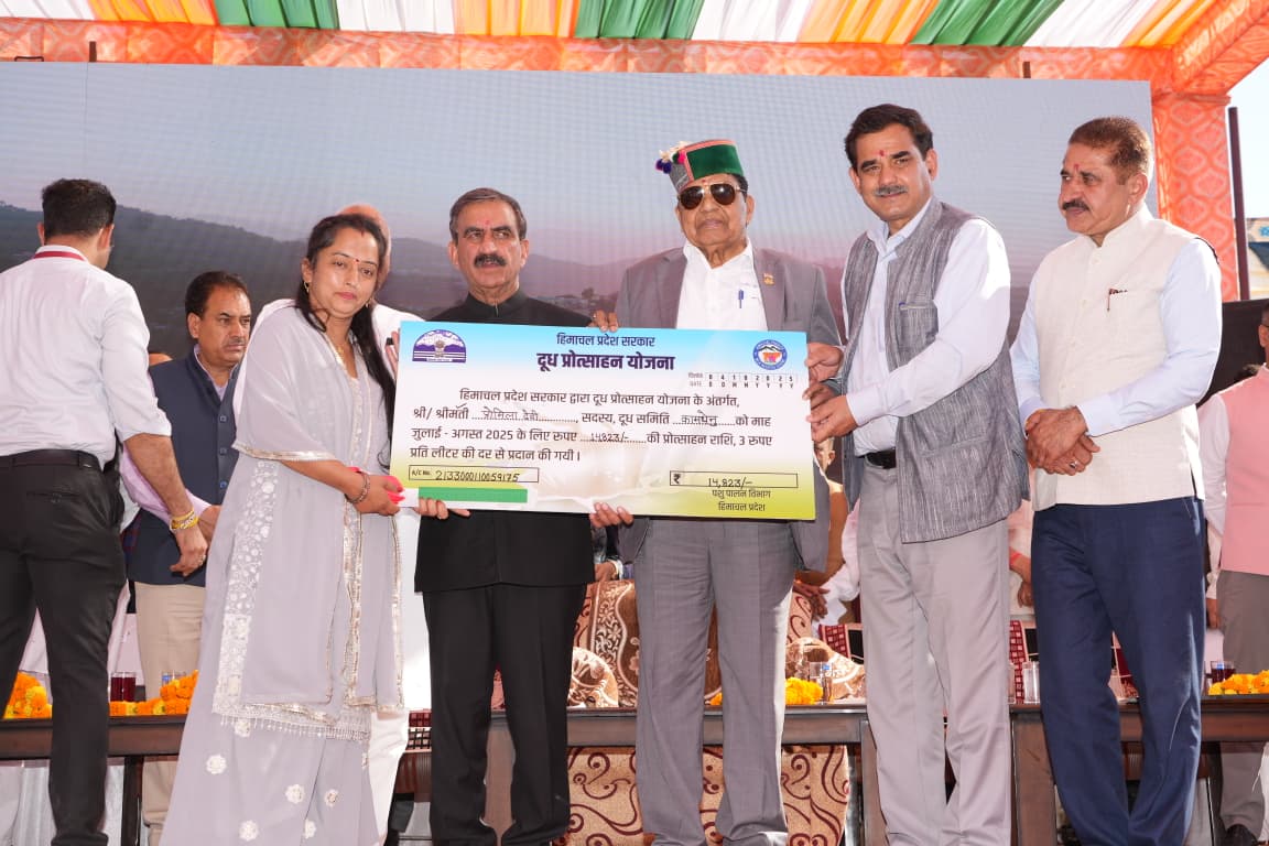 किसानों को किये वितरित