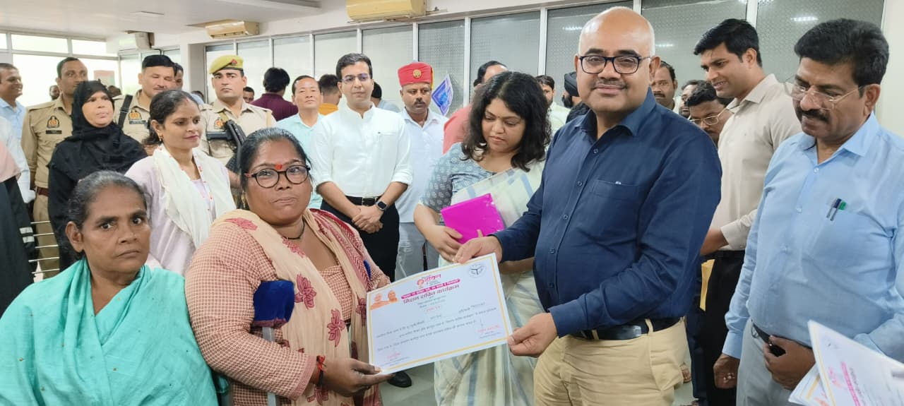 महिलाओं को प्रमाण पत्र सौंपते जिलाधिकारी जितेंद्र प्रताप सिंह व अन्य का छायाचित्र महिलाओं को प्रमाण पत्र सौंपते जिलाधिकारी जितेंद्र प्रताप सिंह व अन्य का छायाचित्र