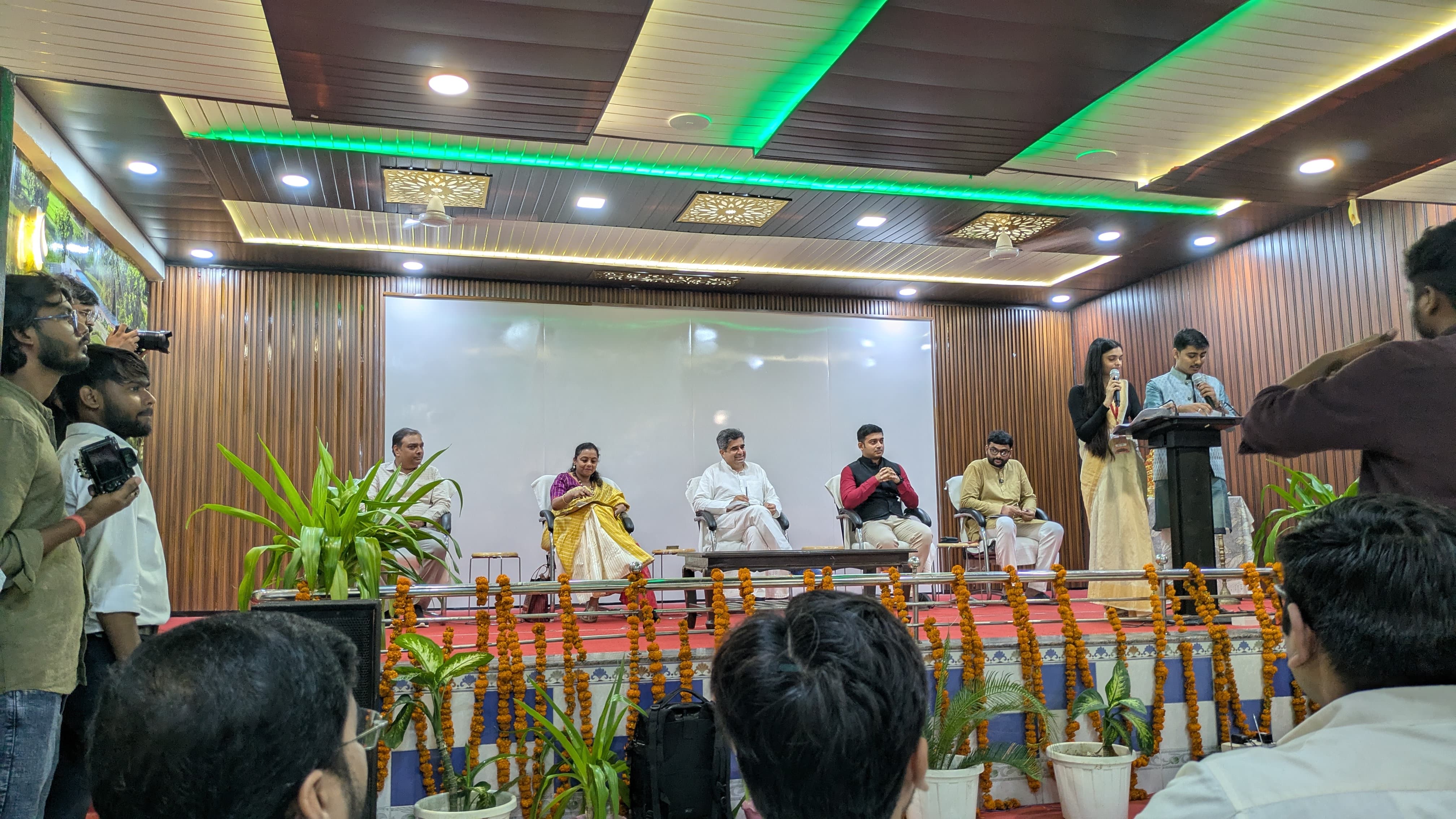 उत्तर प्रदेश विधान परिषद सदस्य एवं पूर्व आईपीएस अधिकारी साकेत मिश्रा का छाया चित्र उत्तर प्रदेश विधान परिषद सदस्य एवं पूर्व आईपीएस अधिकारी साकेत मिश्रा का छाया चित्र