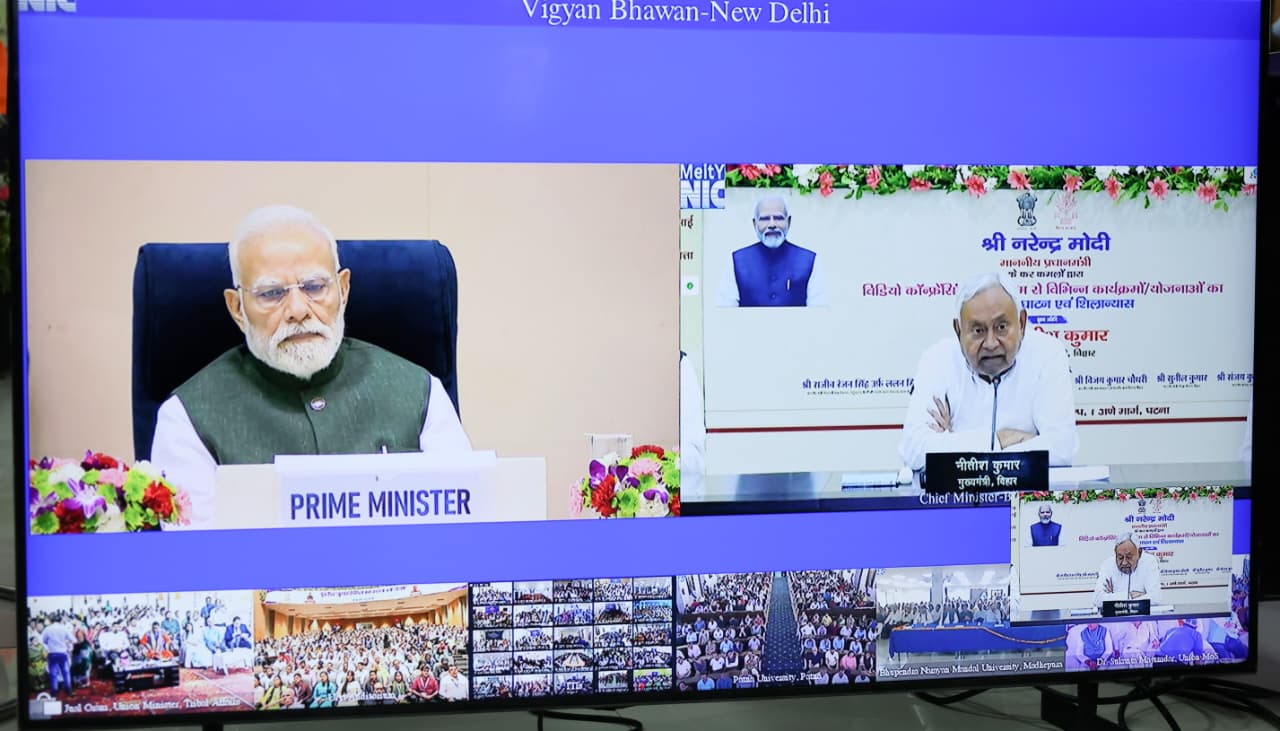 मुख्यमंत्री नीतीश प्रधानमंत्री के साथ वीडियो कांफ्रेंसिंग के साथ जुड़ने के दौरान