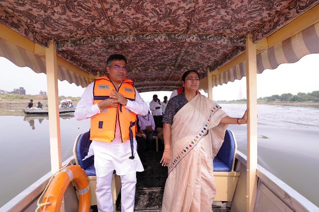 दिल्ली की मुख्यमंत्री रेखा गुप्ता और कैबिनेट मंत्री प्रवेश साहिब सिंह यमुना में छठ घाटों का जायजा लेते हुए