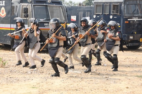 दंगा-रोधी मॉक ड्रिल की फाेटाे