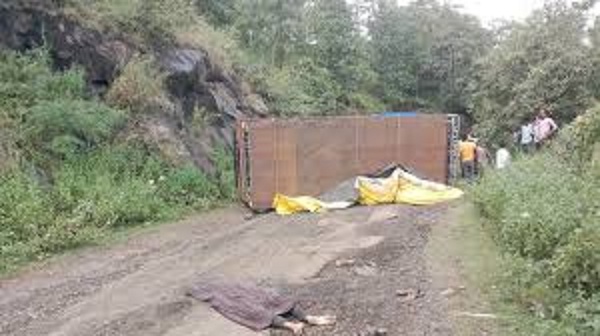 बुरहानपुर के करौली घाट पर बैंड पार्टी की गाड़ी पलटी