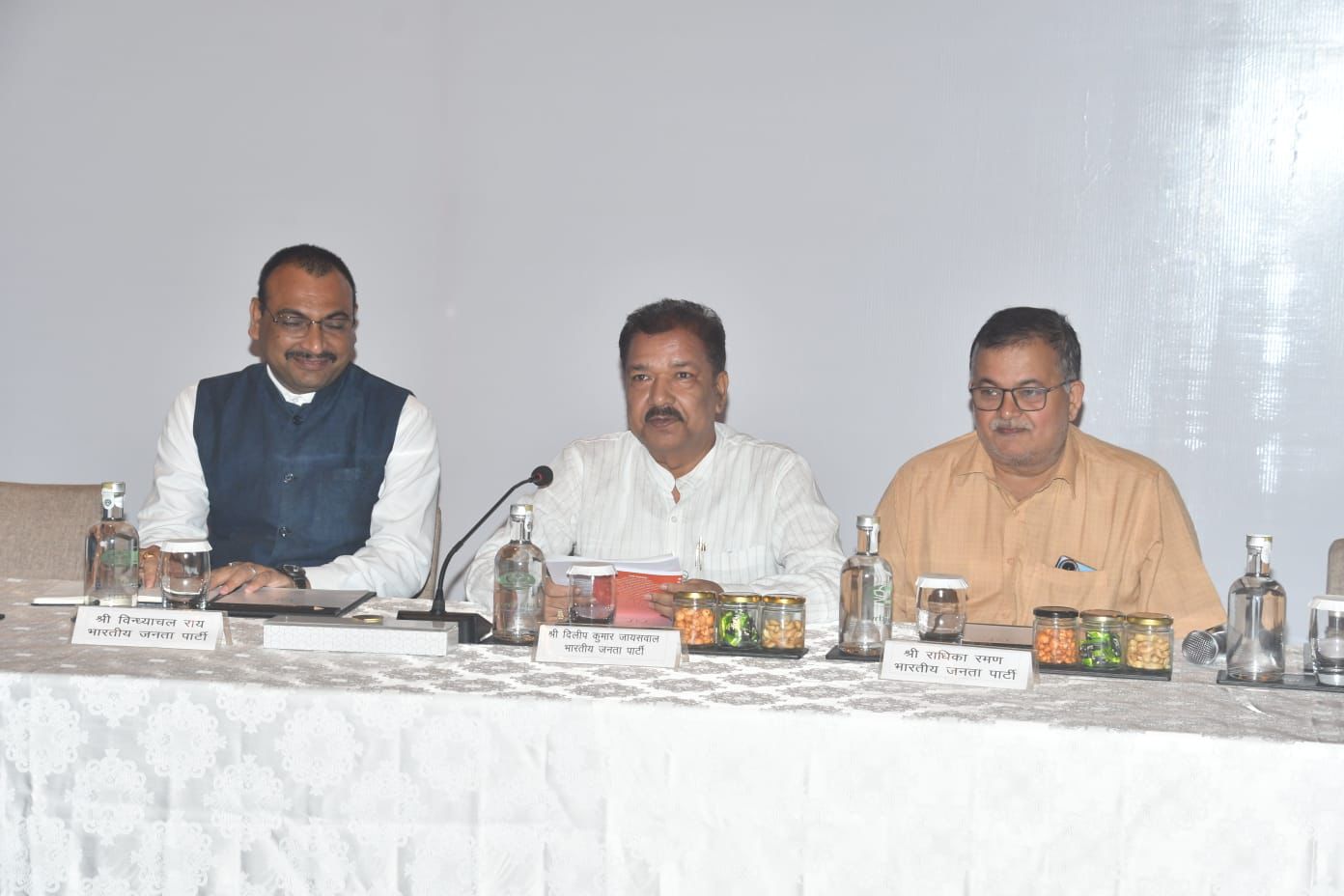 चुनाव आयोग के साथ बैठक में चर्चा के दौरान डॉ दिलीप जयसवाल