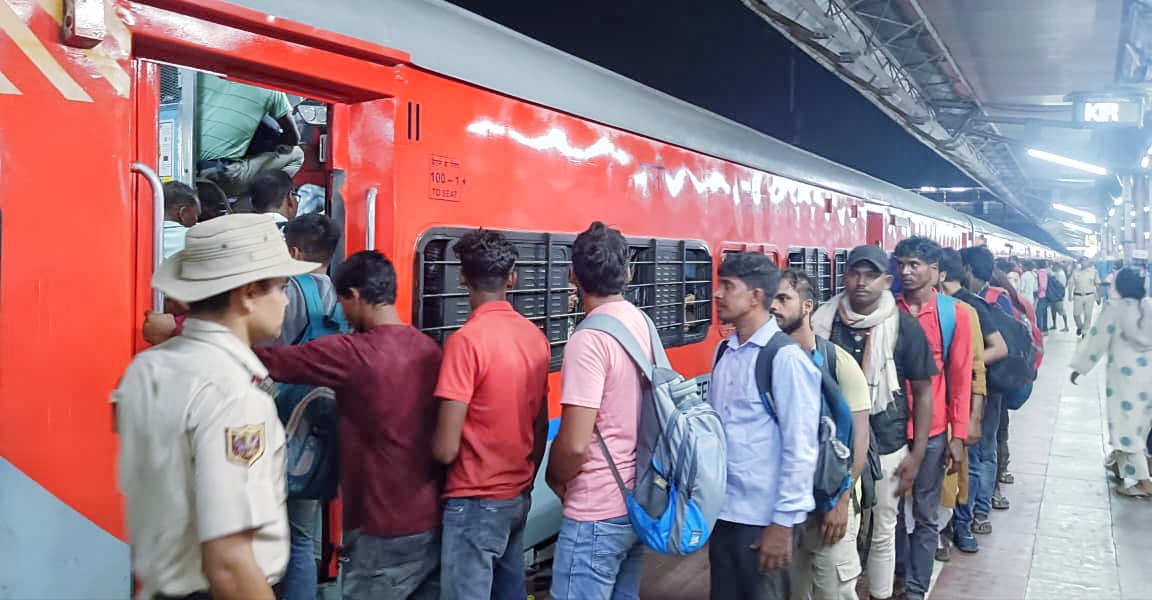 रेल यात्री