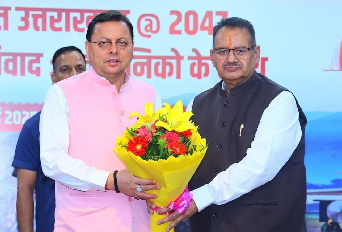 मुख्यमंत्री को धन्यवाद देते मुख्यमंत्री।