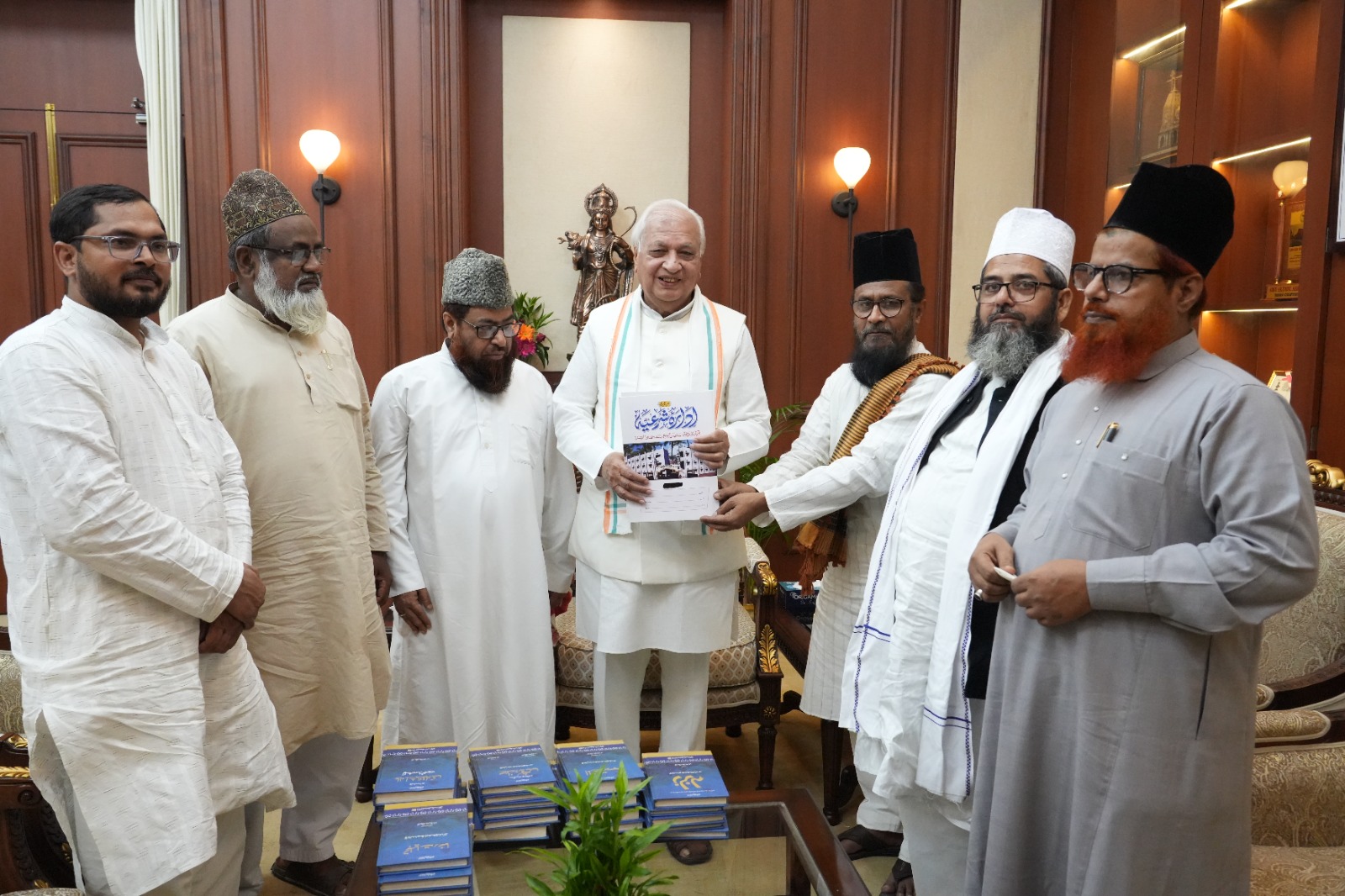 केदार ऐश्वर्या पटना के प्रतिनिधि मंडल राज्यपाल आरिफ मोहम्मद खान से मुलाकात के दौरान