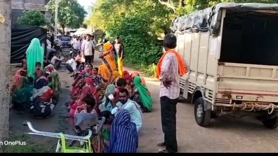 शोकाकुल परिवार को ढांढस बंधाते  ग्रामीण