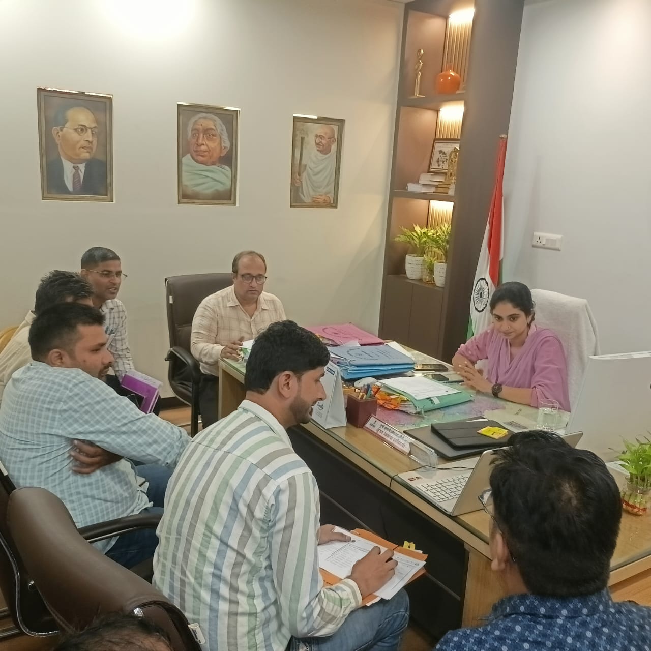 मुख्य विकास अधिकारी मृणाली अविनाश जोशी की अध्यक्षता में जिला स्तरीय कमेटी के सदस्यों के बीच होता कृषकों का चयन