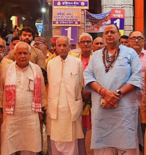 श्रीराम जन्मभूमि तीर्थ क्षेत्र ट्रस्ट के महासचिव चंपत राय का स्वागत करते विधायक रत्नाकर मिश्र। श्रीराम जन्मभूमि तीर्थ क्षेत्र ट्रस्ट के महासचिव चंपत राय का स्वागत करते विधायक रत्नाकर मिश्र।