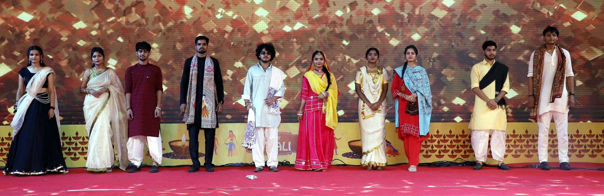 भारतीय फैशन में जलवे बिखरेती मॉडल्स