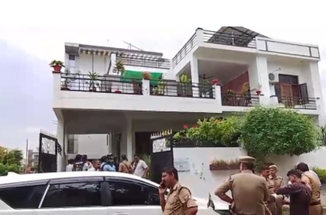 हाउस अरेस्ट किए जाने पर नेता प्रतिपक्ष माता प्रसाद पांडेय के आवास के बाहर लगी पुलिस