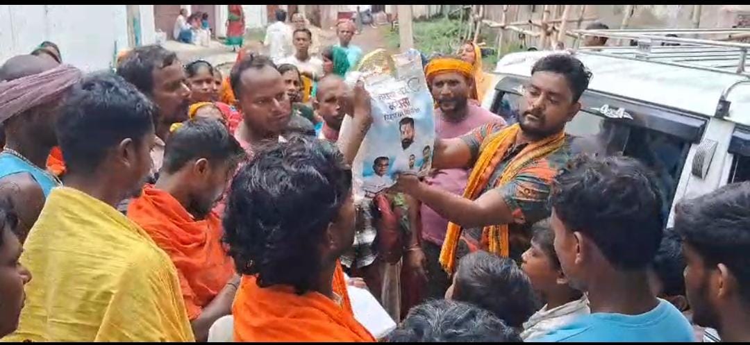 राशन वितरित करते लोग राशन वितरित करते लोग