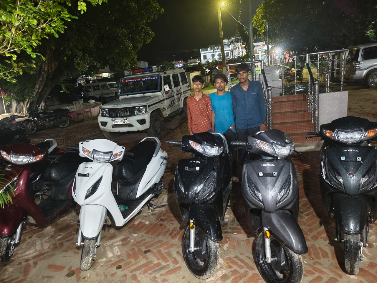 बरामद स्कूटी के चोर गिरोह के सदस्य बरामद स्कूटी के चोर गिरोह के सदस्य